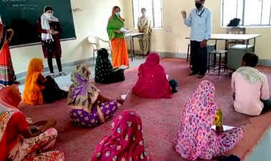 बुनियादी साक्षरता मूल्यांकन परीक्षा में नवसाक्षर ने दी परीक्षा