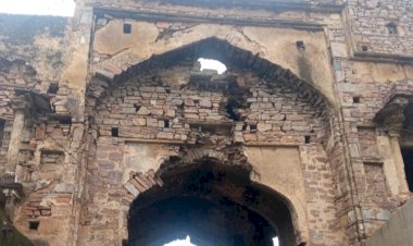 पालिका की उदासीनता, खण्डहर भवनों से गिर रहे पत्थर, कभी भी हो सकता है बड़ा हादसा