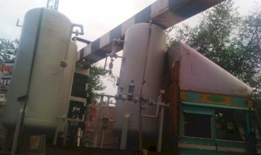 खैरथल में रेलवे हाईटेंशन गार्ड के नीचे आक्सीजन सिलेंडरों से भरा ट्रोला फंसा