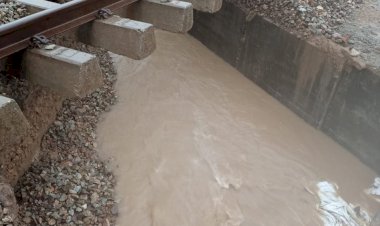 जिले मे तेज़ बारिश के कारण रेल मार्ग बाधित, कई ट्रेनों के मार्ग बदलें