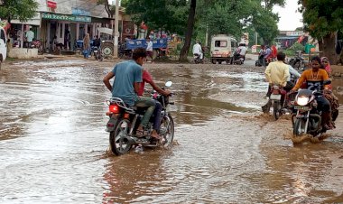 अकबरपुर का सड़क मार्ग हादसे को दे रहे हैं न्यौता, गड्ढे में तब्दील हुआ मार्ग