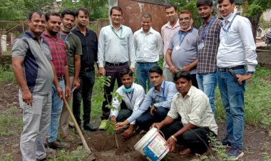 सकट सीएचसी में चिकित्साकर्मियों ने लगाए 60 पौधे