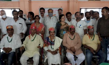 जिला कांग्रेस कार्यालय में मनोनीत पार्षद का शहर कांग्रेस ने किया सम्मान