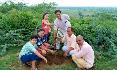 वृक्षारोपण कर चारों मृतक युवाओ को दी श्रद्धांजलि