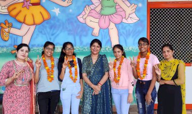 प्रतिभा सम्मान समारोह में पुरुस्कृत कर बढ़ाया छात्राओं का हौंसला