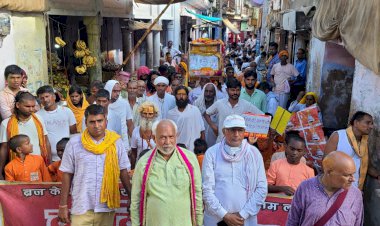 समाज पाखंडी साधु वेश धारियों से बचें ब्रजभूमि व ब्रज के पर्वतों को बेचने वाला कभी भी साधु नहीं हो सकता है- महंत शिवराम दास
