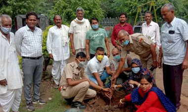 वन महोत्सव कार्यक्रम के तहत आवासीय विद्यालय में किया गया पौधारोपण
