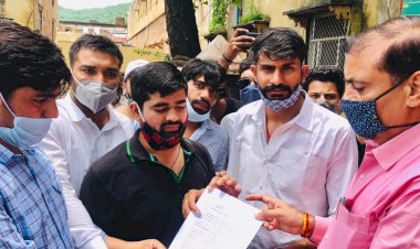 छात्रसंघ अध्यक्ष भाटी के निलंबन वापसी के लिए छात्र नेताओं ने सौपा ज्ञापन