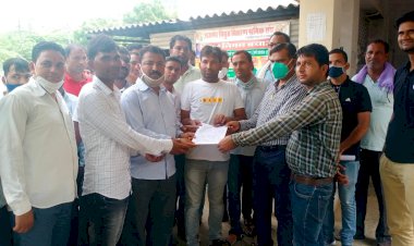 विद्युत विभाग के तकनीकी सहायक कर्मचारी का स्थानांतरण निरस्त करवाने को लेकर कर्मचारियों ने सहायक अभियंता को सौंपा ज्ञापन