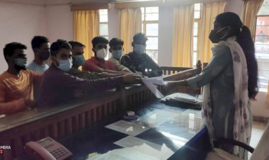 कॉलेज छात्र छात्राओं को फीस में राहत देने के लिए मुख्यमंत्री के नाम तहसीलदार को सौंपा ज्ञापन