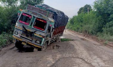 मुख्य सड़क पर गहरे गड्ढे में फंसा ट्रक, यातायात रहा बाधित