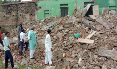 नरवास गांव में बारिश के चलते दो मंजिला मकान गिरा
