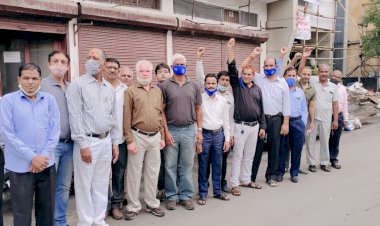 बीमा कर्मचारियों ने निजीकरण के विरोध में किया धरना प्रदर्शन