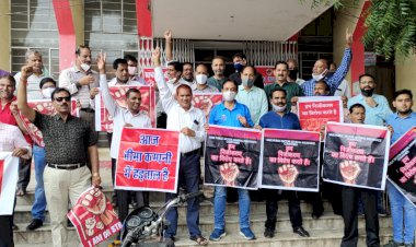 बीमा कंपनियों ने रखी देश व्यापी हड़ताल, वित्त मंत्री को प्रेषित किया ज्ञापन