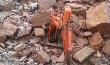 गंगोरा में खान ढहने से पौकलीन मशीन दबी, खनिज विभाग बेखबर