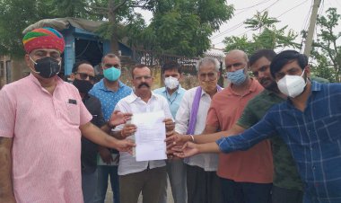 गुलाबचंद कटारिया के भाषणों में अमर्यादित टिप्पणी को लेकर मुख्यमंत्री के नाम सौंपा ज्ञापन