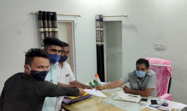 परीक्षा नियंत्रक के नाम उपखंड अधिकारी को सौंपा ज्ञापन