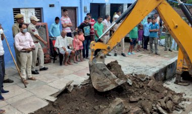 अऊ में ग्राम पंचायत प्रशासन ने जेसीबी की सहायता से आम रास्ते से हटवाएं अतिक्रमण