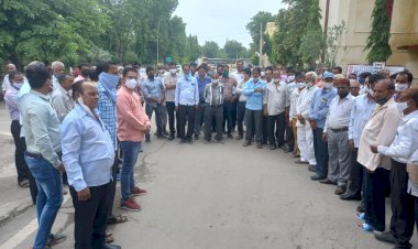 नपा कर्मचारियों ने गेट मीटिंग कर किया धरना प्रदर्शन