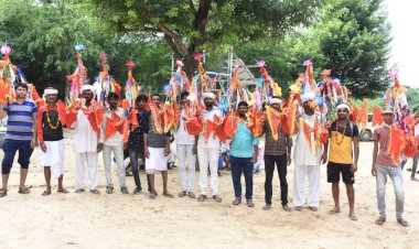 अलवर जिले के नारायणी माता मंदिर से कावड लेकर आए हीरामल भक्तों का बाघोली गांव में हुआ जगह-जगह स्वागत