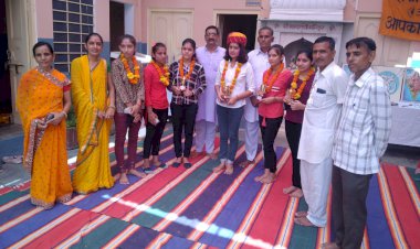 माध्यमिक बालिका आदर्श विद्या मंदिर के प्रतिभावान छात्र-छात्राओं का हुआ सम्मान