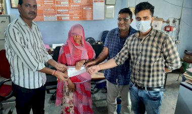 मणकसास बैंक में प्रधानमंत्री सुरक्षा बीमा योजना के तहत लाभार्थी को दो लाख का दिया क्लेम