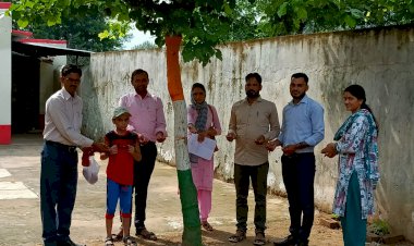 पेड़ों के रक्षा सूत्र बांध कर की खुशहाली की मांग, साथ ही लोगों को कर रहे जागरूक