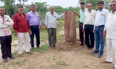 देवरिया स्कूल में लगाए 130 पौधे और ट्री गार्ड