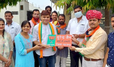 भाजपाई कमल पट्टीका लगाकर कर रहे गौरान्वित महसूस