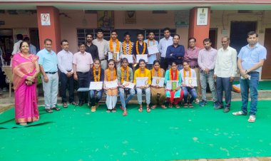 मेघावी छात्र छात्राओं ए़ंव अभिभावकों का किया सम्मान