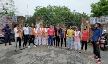 एबीवीपी ने मेकैनिक कर्मचारी के खिलाफ आयुक्तालय के नाम सौपा ज्ञापन