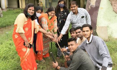 NSUI ने किया महाविद्यालय में पौधारोपण