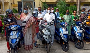 जीडी कॉलेज में मेधावी छात्रा स्कूटी वितरण कार्यक्रम का किया उद्घाटन