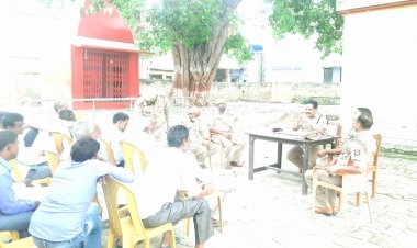 मुहर्रम पर्व को लेकर डिप्टी एसपी बलदेव सिंह ने दातागंज कोतवाली परिसर में ली पीस कमेटी की मीटिंग