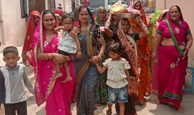 चौथ माता मंदिर में महिलाओं ने माता रानी को चढ़ाई पोशाक