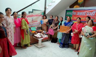 राष्ट्रीय हथकरघा दिवस पर लगाई प्रदर्शनी भाजपा महिला मोर्चा महिलाओं ने की खरीदारी