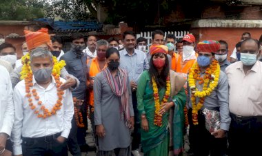 रेलवे महाप्रबंधक जयपुर द्वारा सम्मानित होकर लौट रहे कर्मचारियों का मकराना स्टेशन पर किया सम्मान