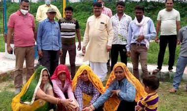 रामगढ़ में वृक्षारोपण कर मनाया आदिवासी दिवस