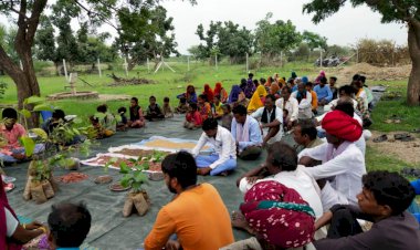 बीजारोपण- पौधारोपण के साथ संगोष्ठी का आयोजन कर मनाया विश्व आदिवासी दिवस