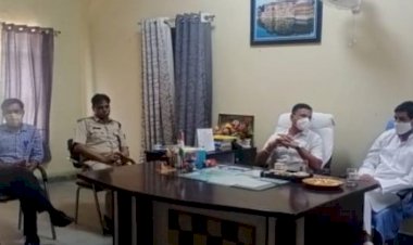 विधायक और जिला कलेक्टर ने बैठक में पंचायत चुनावों की तैयारियों का लिया जायजा