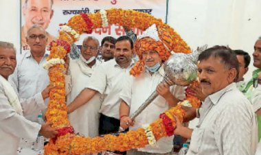 गुर्जर समाज ने चांदी का मुकुट और चांदी का गुर्ज देकर डॉ. गर्ग का किया भव्य अभिनन्दन