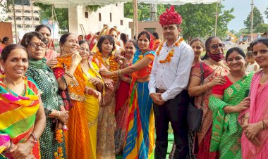 सावन में पथवारी माता एवं शिवलिंग पर नाग देवता की स्थापना कर भजन गाए