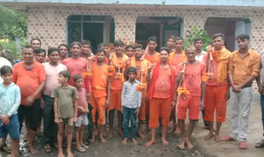 कांवड़ियों ने ध्वज चढ़ा कावड़ जल से शिव का किया जलाभिषेक