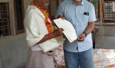 एसडीएम ने दो स्वतंत्रता सेनानीयो को शॉल उढाकर किया सम्मानित