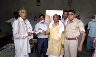 तहसीलदार ने मृतिका के परिजनों को सौंपा एक लाख रुपये का चैक