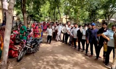कोरोना टीकाकरण शिविर में वैक्सीनेशन के लिए उमड़ी भीड़