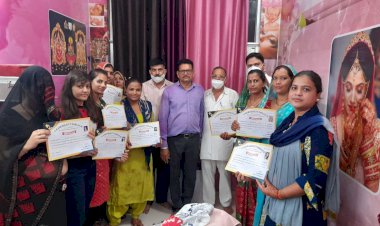 बड़ा गांव में लक्ष्मी ब्यूटीपार्लर में महिला प्रशिक्षुओं को  प्रमाणपत्र किए वितरण