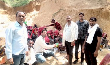 पचलंगी पंचायत के प्रतिनिधियों की मुहिम, नरेगा में काम करने वाले मजदूरों को पिलाया कोल्ड ड्रिंक व नींबू पानी