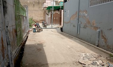 कस्बे के वार्ड नंबर 18 की कॉलोनी में सड़क के बीचो बीच बने लैट्रिन के कुंडे हटवाने की मांग
