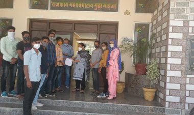 शैक्षणिक संस्थानों को खोलने की मांग को लेकर छात्र संगठन एसएफआई ने मुख्यमंत्री के नाम सौंपा ज्ञापन